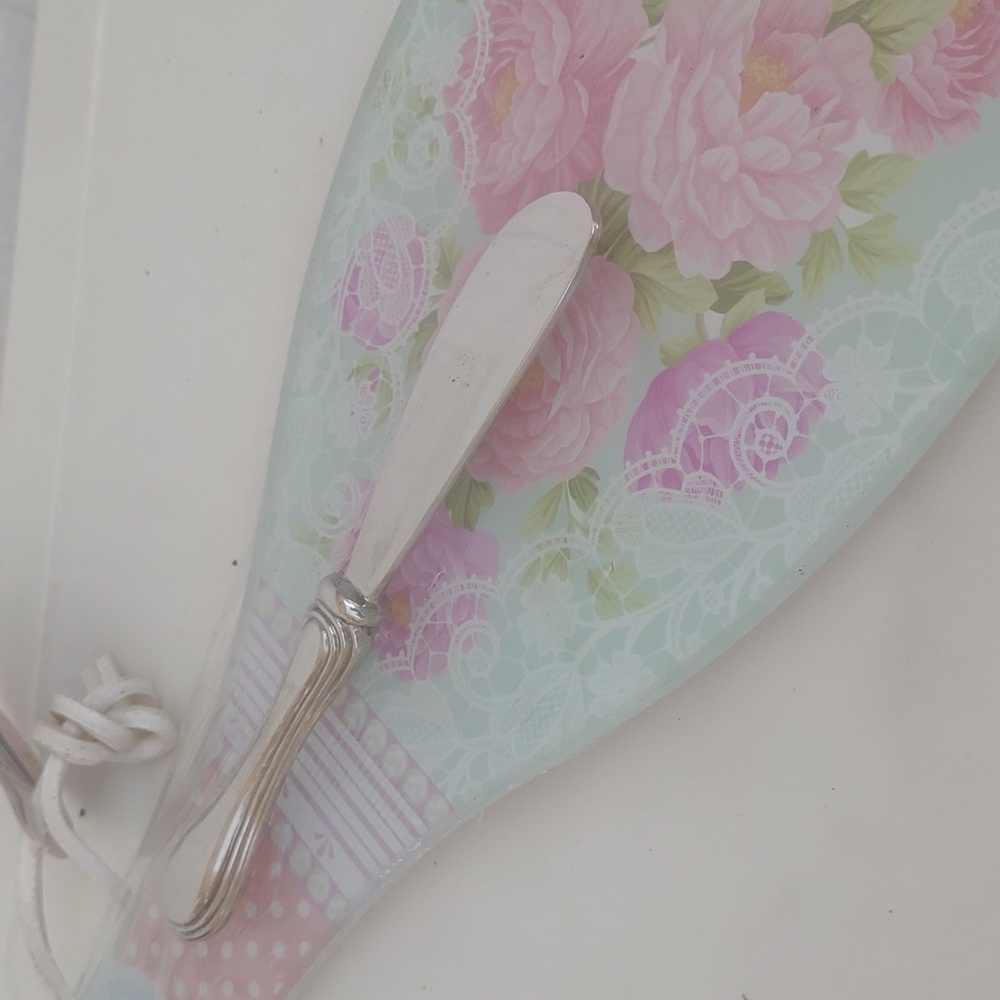 Floral Cheese Board with Spreader 🆕 - Picture 4 of 8